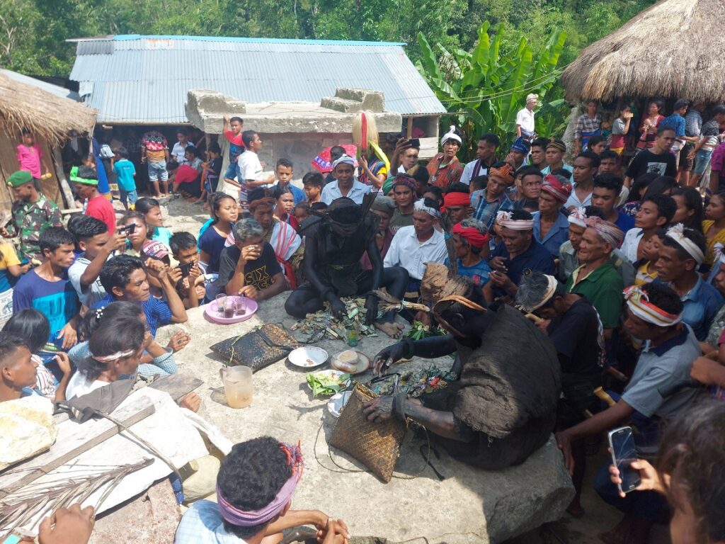 Ritual di atas batu kubur
