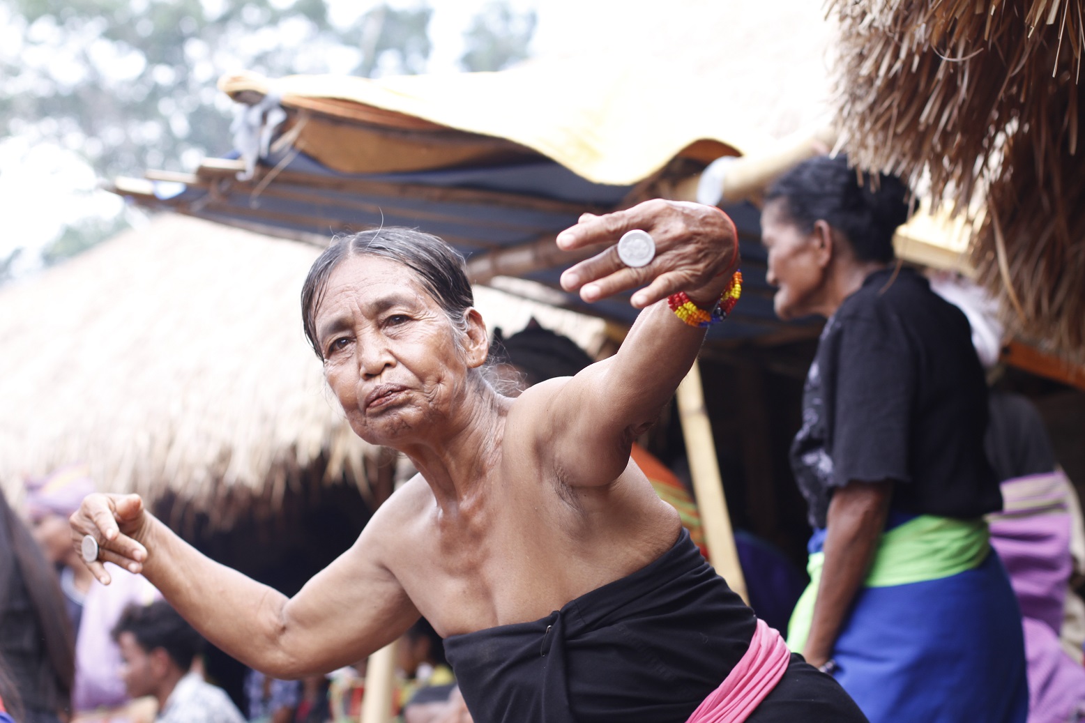 Seorang ibu menari saat puncak Wulla Poddu.