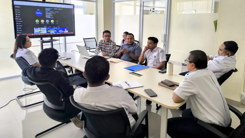 Tim eastnusatenggara sedang menjelaskan maksud ingin bekerjasama dengan BMKG NTT
