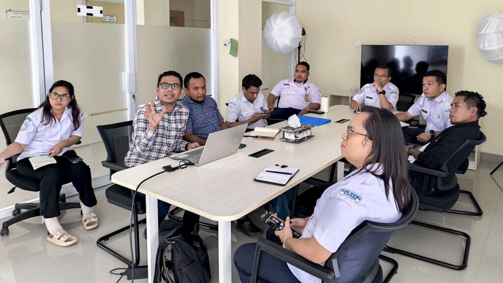 Tim eastnusatenggara sedang menjelaskan teknis bagaimana informasi BMKG di sebarkan di Plaform Digital