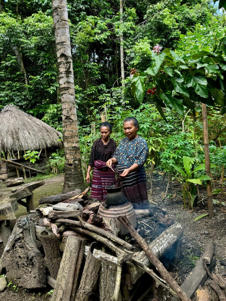 SANGGAR LEPO LORUN MAUMERE NTT BY NYONG GALANG 04